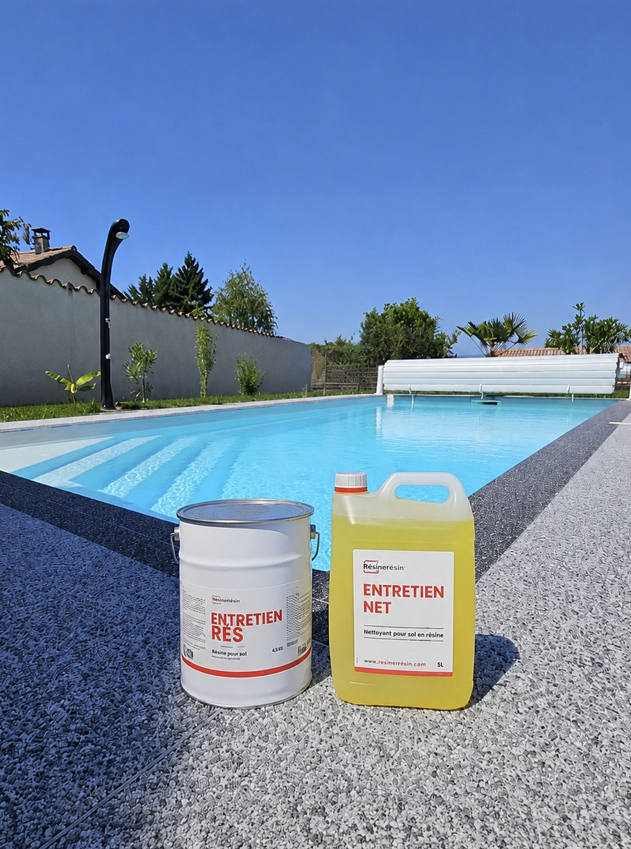 Sol résine moquette de pierre au bord d'une piscine